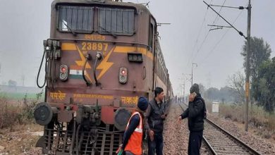 Photo of हाथरस में सम्पर्क क्रांति एक्सप्रेस का इंजन फेल, दिल्ली-हावड़ा रेलवे रूट पर तीन घंटा से बाधित