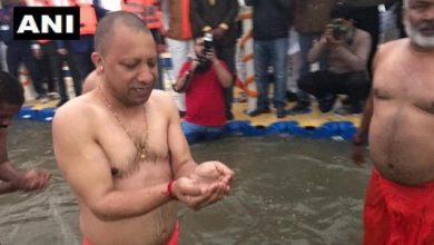Photo of प्रयागराज : सीएम योगी आदित्यनाथ ने संगम में लगाई डुबकी, पतंग और कबूतर भी उड़ाए