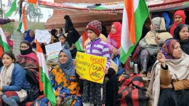 Photo of Protest against CAA : लखनऊ में महिलाओं-बच्चों का प्रदर्शन जारी, कोहरे-ठंड में डटी रहीं रातभर