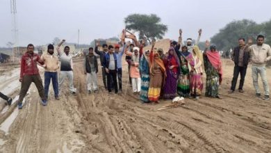 Photo of खराब सड़क के विरोध में ग्रामीणों ने की नारेबाजी