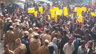 Photo of JNU गेट पर विरोध प्रदर्शन शुरू, बड़ी संख्या में पुलिस बल तैनात
