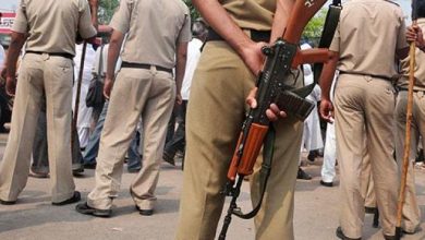 Photo of फरीदाबाद में गुरुग्राम पुलिस पर हमला, 3 कैदियों को छुड़ाकर भागे बदमाश, पुलिसकर्मी को लगी गोली