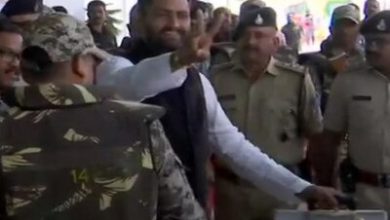 Photo of भोपाल लौटे कमलनाथ सरकार के 74 समर्थक विधायक, विक्ट्री साइन दिखाते हुए बोले हम ही जीतेंगे बहुमत