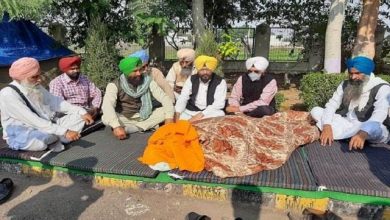 Photo of किसान आंदोलन :  यूपी गेट पर 2 किसानों की मौत, एक ने की आत्महत्या तो दूसरे की हार्ट अटैक से हुई मृत्यु