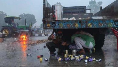 Photo of बारिश में भी टस से मस नहीं किसान , टेंटों को बना रहे वाटरप्रूफ