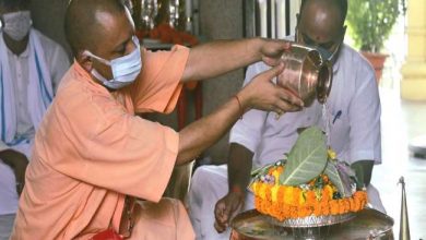 Photo of UP के CM योगी ने गोरखनाथ मंदिर में प्रदेशवासियों की मंगलकामना के संकल्प के साथ किया रुद्राभिषेक
