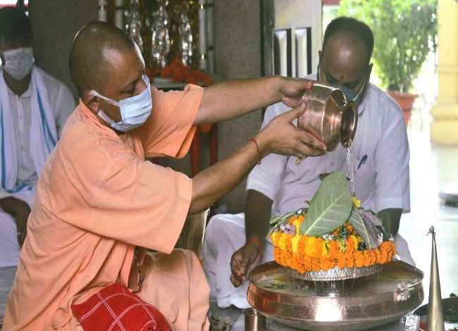 Photo of UP के CM योगी ने गोरखनाथ मंदिर में प्रदेशवासियों की मंगलकामना के संकल्प के साथ किया रुद्राभिषेक