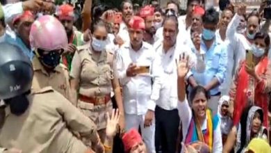 Photo of काकोरी ब्लाक मुख्यालय पर मतदान शुरू होते ही बैरिकेटिंग के आगे आने पर SP और BJP कार्यकर्ताओं के बीच तीखी हुई झड़प