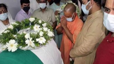 Photo of भाजपा कार्यालय पहुंचा कल्याण सिंह का पार्थिव शरीर, रक्षामंत्री राजनाथ सिंह पहुंचे लखनऊ