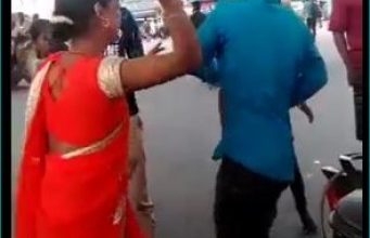 Photo of लखनऊ में किराए के पीछे महिला ने की टेंपो चालक की पिटाई, वीडियो वायरल