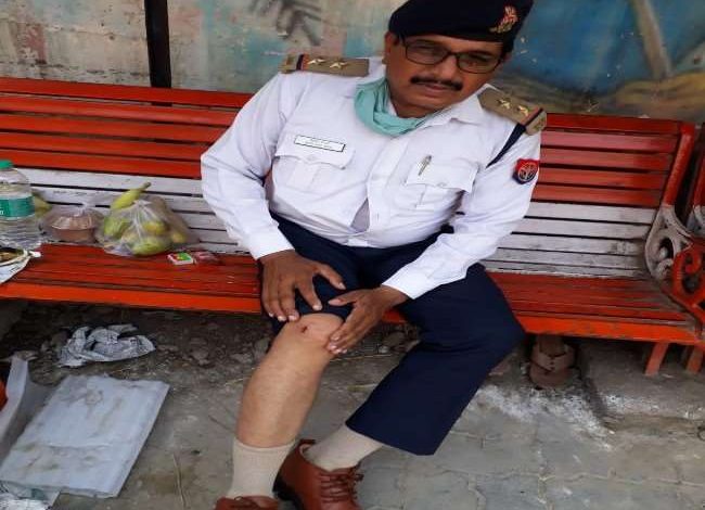 Photo of लखनऊ के मुंशी पुलिया चौराहे पर ट्रैफिक दारोगा को कुचलने का प्रयास