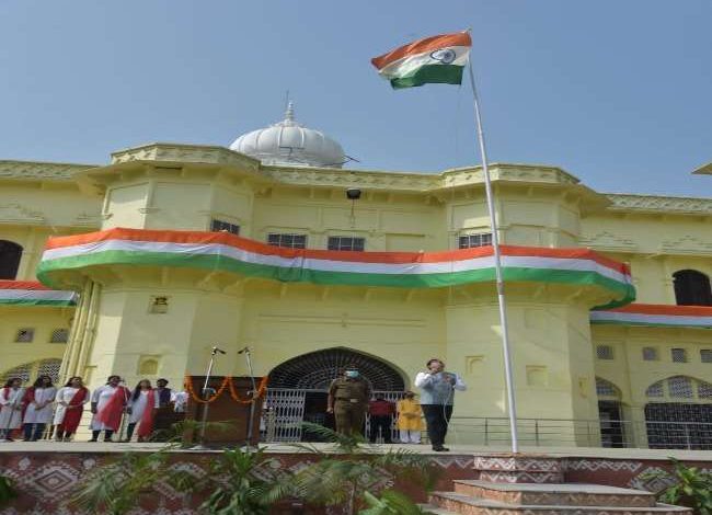 Photo of लखनऊ विश्वविद्यालय में कई महीने बाद अब 16 अगस्त से स्नातक और परास्नातक दूसरे वर्ष की आफलाइन कक्षाएं हो जाएंगी शुरू