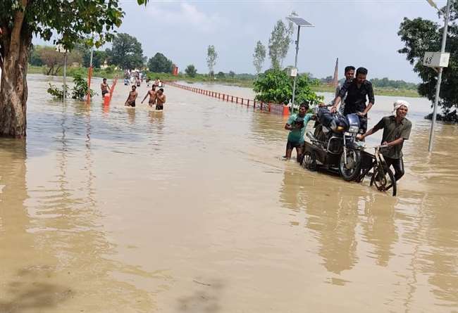 Photo of आजमगढ़ में दुर्वासा धाम पुल के ऊपर से तेज गति से बह रहे पानी में ,डूबा तमसा-मंजूषा का संगम