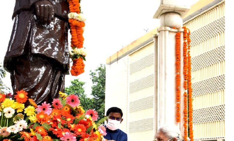 Photo of राज्यपाल ने महात्मा गांधी एवं लाल बहादुर शास्त्री को उनकी जयन्ती पर श्रद्धांजलि अर्पित की