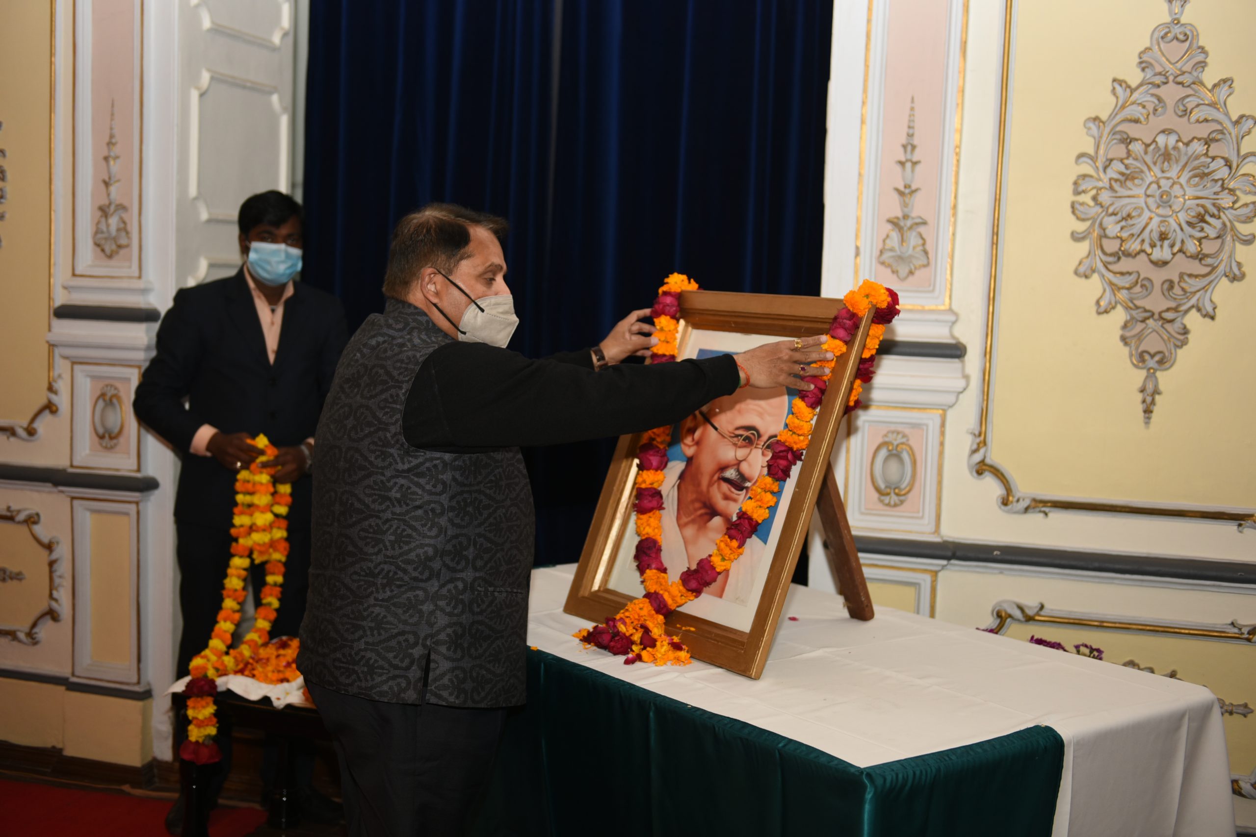 राज्यपाल के अपर मुख्य सचिव ने शहीद दिवस पर महात्मा गांधी को श्रद्धांजलि अर्पित की