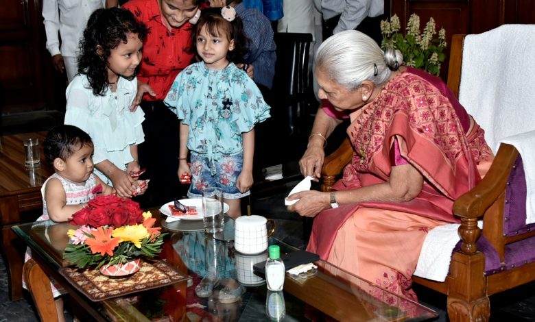 Photo of राज्यपाल से गणमान्य नागरिकों एवं वरिष्ठ अधिकारियों नेे भेंटकर होली की बधाई दी