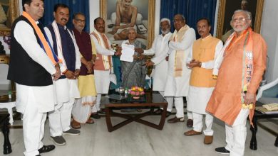 Photo of राज्यपाल से भेंट कर सरकार बनाने का दावा पेश किया