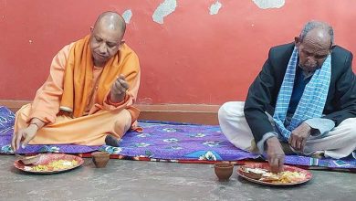 Photo of सीएम योगी ने अमृत लाल भारती के घर खिचड़ी खाकर मनाई मकर संक्रांति