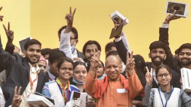 Photo of मुख्यमंत्री योगी ने बांटे स्मार्टफोन और टैबलेट, कही ये बात