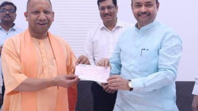Photo of सहकारिता मंत्री ने मुख्यमंत्री जी को दिया उ0प्र0 राज्य भण्डारण निगम के लाभांश का चेक