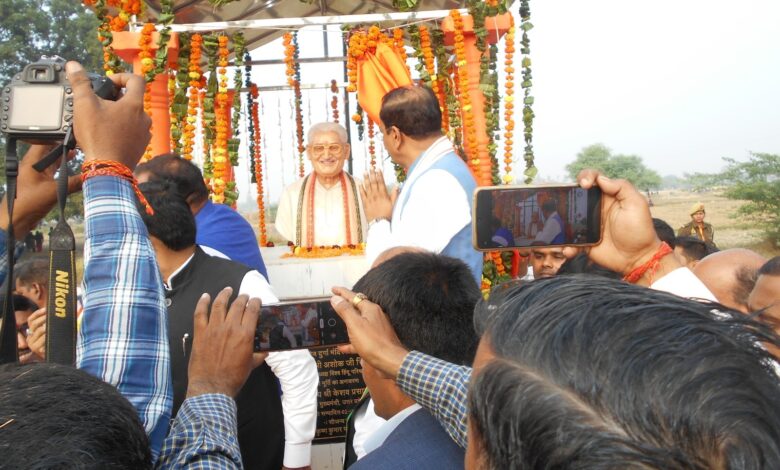 Photo of उप मुख्यमंत्री  श्री केशव प्रसाद मौर्य ने हिन्दू सम्राट स्व0 अशोक सिंघल जी की मूर्ति का किया गया अनावरण