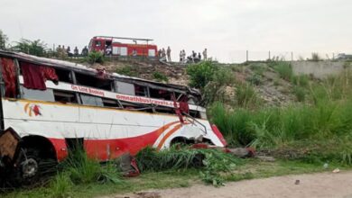 Photo of आगरा-लखनऊ एक्सप्रेस वे पर बड़ा हादसा, डबल डेकर बस बेकाबू हो रेलिंग तोड़ नीचे गिरी