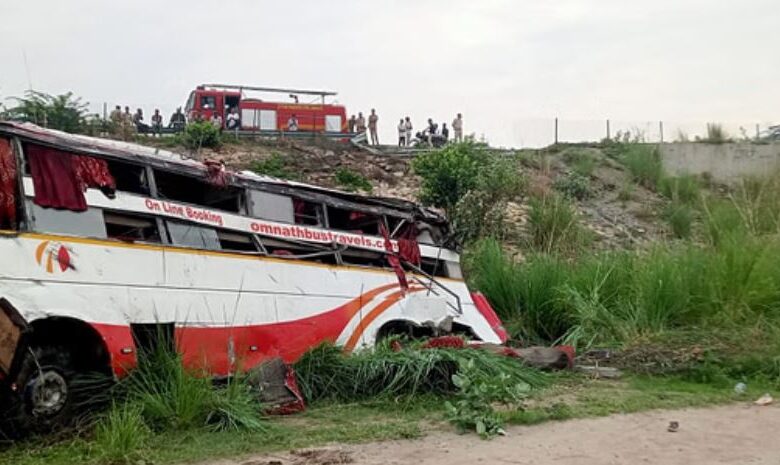 Photo of आगरा-लखनऊ एक्सप्रेस वे पर बड़ा हादसा, डबल डेकर बस बेकाबू हो रेलिंग तोड़ नीचे गिरी
