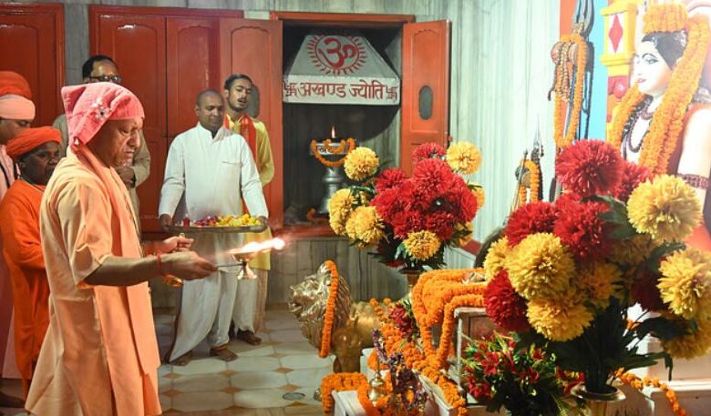 Photo of गुरु पूर्णिमा पर महाआरती के साथ संपन्न हुई पूजा, सीएम योगी ने किया महायोगी गोरखनाथ का विशिष्ट पूजन