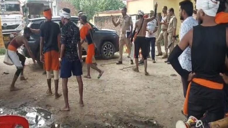 Photo of बरेली में कांवड़ियों ने किया हंगामा, थाने के सामने कार में तोड़फोड़