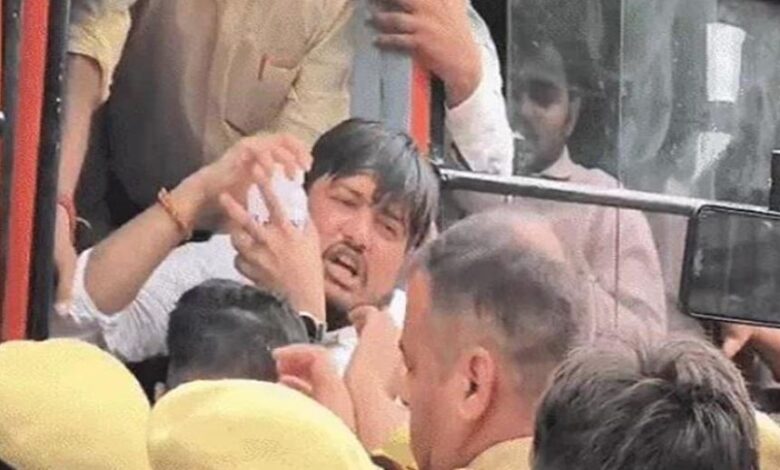 Photo of ‘सीएम हमारे भगवान है..’ सीएम योगी को जल चढ़ाने आए थे छात्र कांवड़िए, पुलिस ने रोका