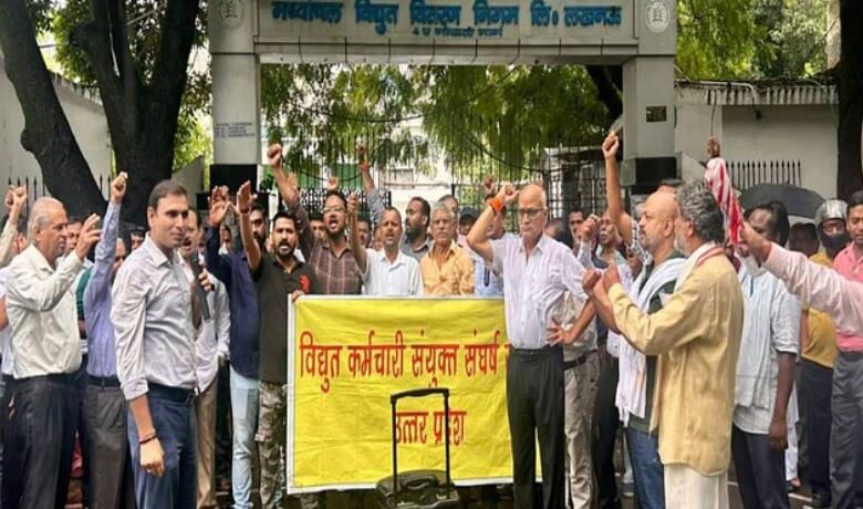Photo of बिजली निजीकरण: उत्पीड़न पर बारिश के बीच बिजली कर्मियों ने किया प्रदर्शन