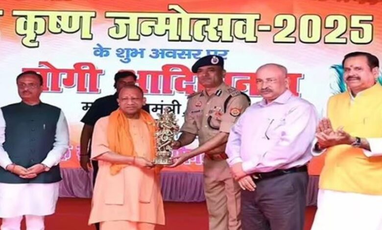 Photo of श्रीकृष्ण जन्माष्टमी पर लखनऊ पुलिस रिजर्व लाइन पहुंचे सीएम योगी…