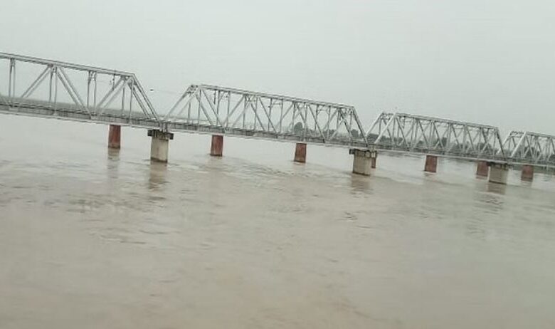 Photo of बदायूं में खतरे के निशान से ऊपर बह रही गंगा, चार गांव खाली कराने की तैयारी