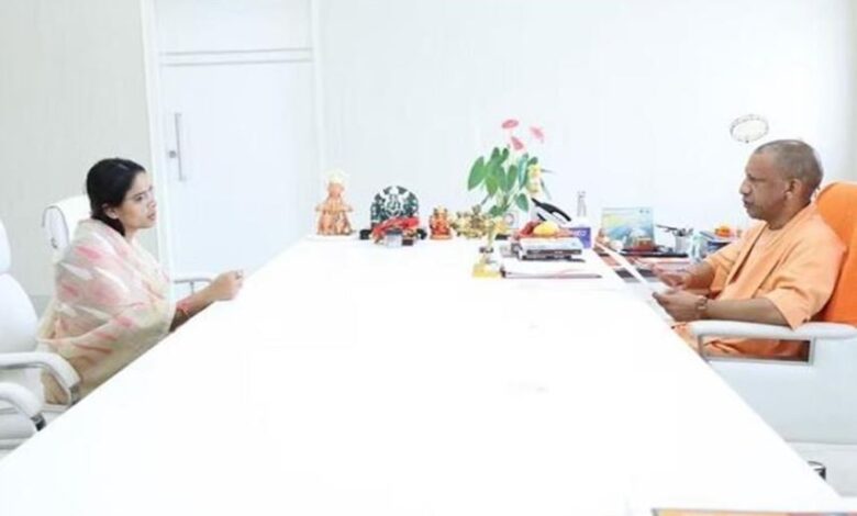 Photo of अब भाजपा में शामिल होंगी पूजा पाल ! सपा से निकाले जाने के बाद सीएम योगी से मिलीं