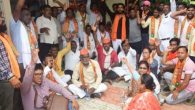 Photo of भाजपा कार्यकर्ता से दुर्व्यवहार पर नेताओं का धरना- प्रदर्शन