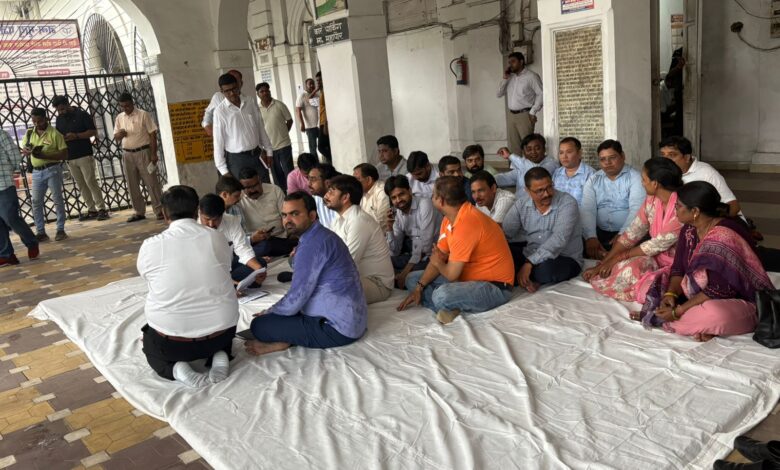 Photo of अवैध कब्जा हटाने गई सरकारी टीम पर ही FIR,लेखपालों और नायब तहसीलदारों ने FIR खत्म करने को लेकर दिया धरना