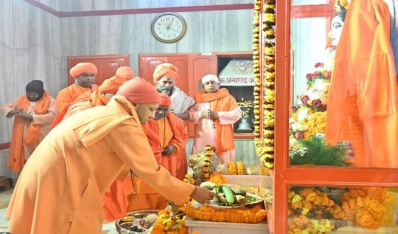 Photo of सीएम योगी ने चढ़ाई गुरु गोरखनाथ को आस्था की खिचड़ी