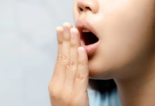 Photo of क्या रोज ब्रश करने के बाद भी आती है मुंह से बदबू?