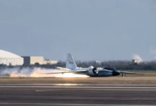 Photo of गियर अटकने से रनवे पर फिसला NASA का विमान, आग और धुएं के बीच इमरजेंसी लैंडिंग