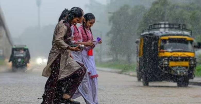 Photo of उत्तर प्रदेश में मौसम ने बदला अपना रंग! 17 और 18 फरवरी को इन इलाकों में बारिश का तांडव