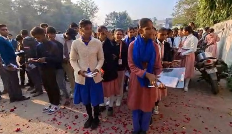 Photo of यूपी बोर्ड परीक्षाओं का हुआ शुभारंभ: परीक्षा केंद्रों पर पुष्पवर्षा व टीका लगाकर किया परीक्षार्थियों का स्वागत