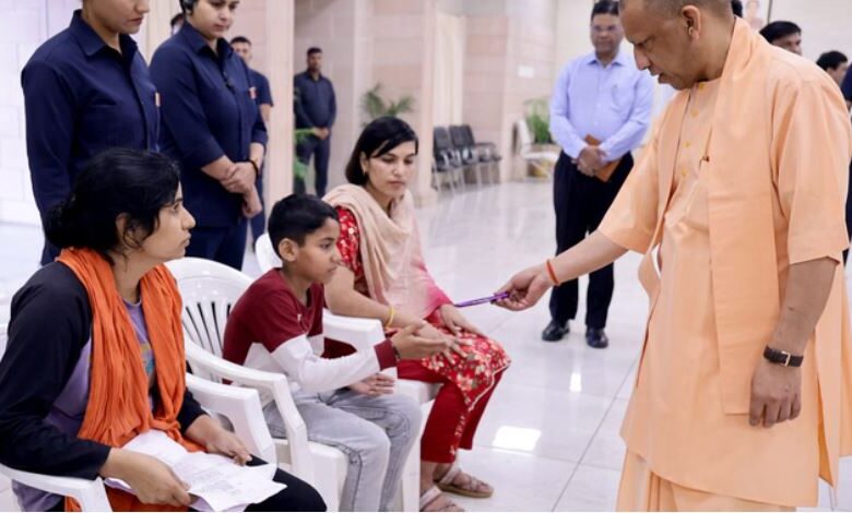 Photo of जनता दर्शन: सीएम ने बच्चे से ली पढ़ाई की जानकारी…