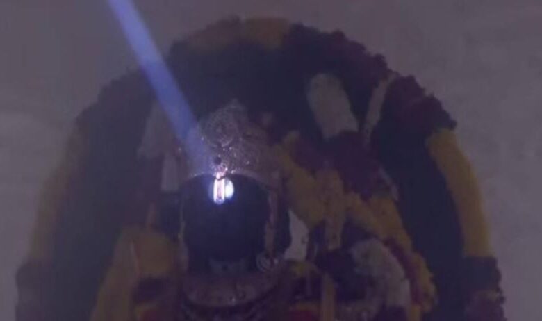 Photo of धूमधाम से मनाई जा रही रामनवमी, दोपहर में ठीक 12 बजे चार मिनट तक सूर्यदेव करेंगे रामलला का तिलक