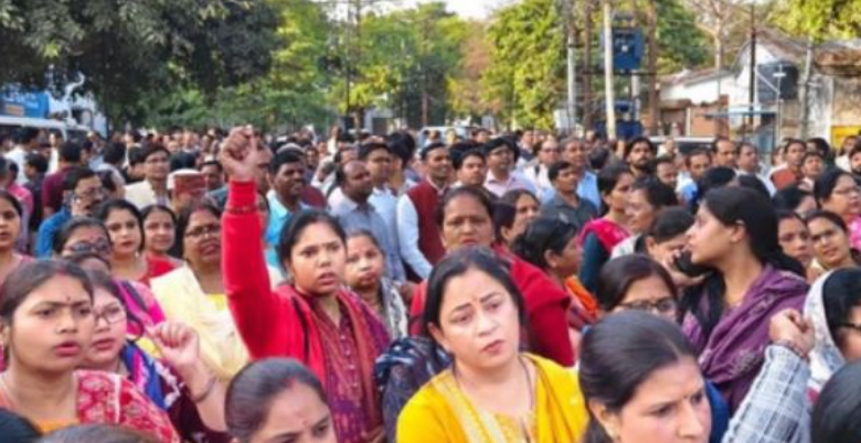 Photo of यूपी: टीईटी अनिवार्यता पर शिक्षक लामबंद, आज राजधानी में जुटेंगे हजारों