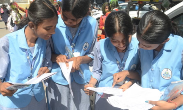 Photo of यूपी बोर्ड : 2.87 लाख ने छोड़ी परीक्षा, 12 जिलों के 16 केंद्रों पर मिली नकल की शिकायत