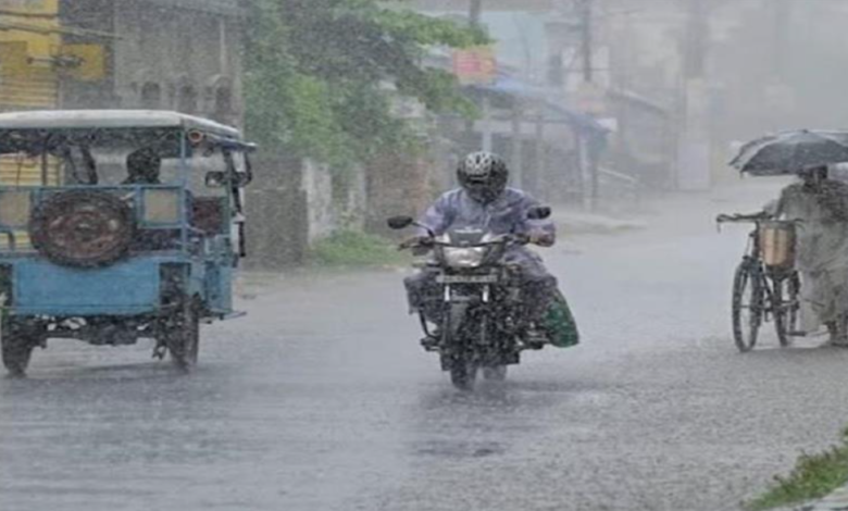 Photo of यूपी में बारिश और ओलावृष्टि ने मचाई तबाही, आज भी इन जिलों में ऑरेंज अलर्ट जारी