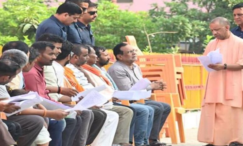 Photo of ‘घबराइए मत, बच्चे के इलाज में बाधा नहीं आने देंगे’: मां की गुहार पर भावुक हुए सीएम योगी