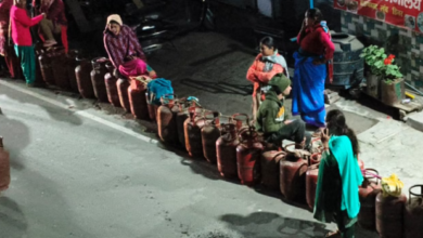 Photo of घनसाली में गैस सिलिंडर के लिए आधी रात एजेंसी के बाहर उमड़ी भीड़