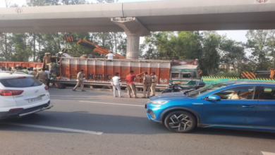 Photo of आगरा में भीषण हादसा: ट्रकों में हुई जोरदार टक्कर, केबिन में घुस गईं सरियां