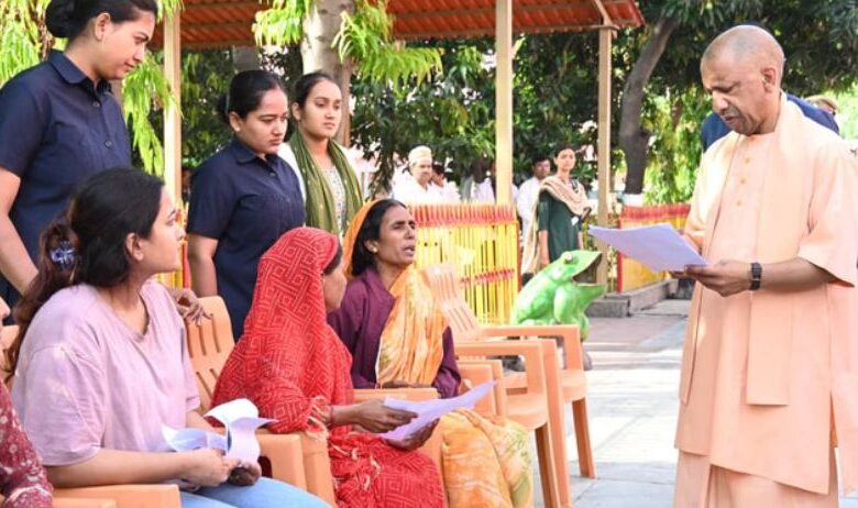 Photo of जनता दर्शन में सीएम योगी ने 200 लोगों की समस्याएं सुनीं